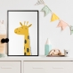 Poster de uma girafa amarela com pescoço longo e manchas pretas, ideal para decoração de quartos infantis. 1